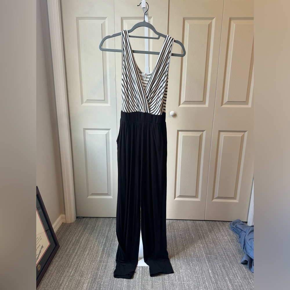 Black & white jumpsuit - it has pockets!!
